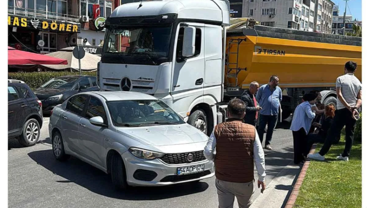 TIR otomobili sürükledi… Sürücü şoka girdi…