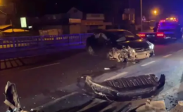 Köprüdeki korkuluklara çarptı; 3 yaralı…