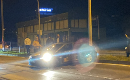 Kamyon ile çarpıştı… Refüjde durabildi…