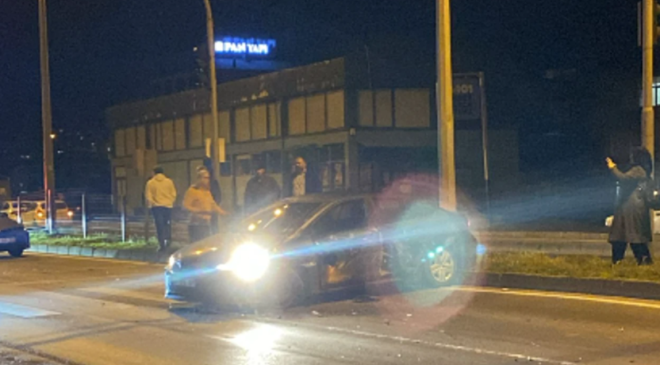 Kamyon ile çarpıştı… Refüjde durabildi…