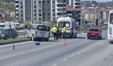 Tekeri patladı… Refüje çıkarak durabildi…