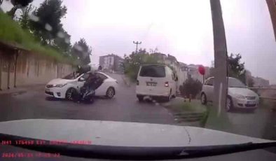 Otomobil ile motosikletin çarpıştığı kaza kamerada…