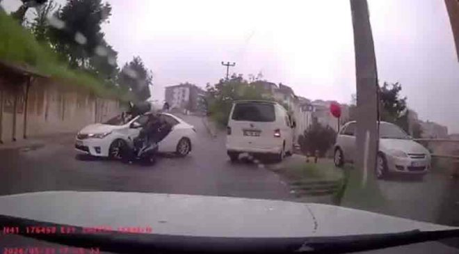 Otomobil ile motosikletin çarpıştığı kaza kamerada…