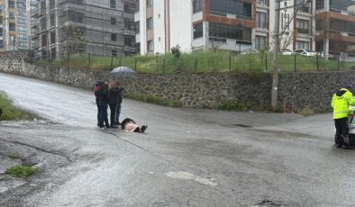 Yağmurlu havada motoru kaydırdı… Yaralandı…