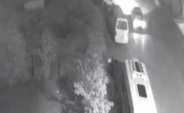 Sürücünün, otomobiliyle park halindeki minibüse çarpıp kaçtığı anlar kamerada