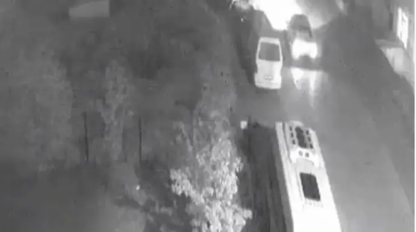 Sürücünün, otomobiliyle park halindeki minibüse çarpıp kaçtığı anlar kamerada