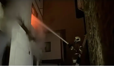 İtfaiye eri, yangında mahsur kalan kediyi kurtarırken yaralandı