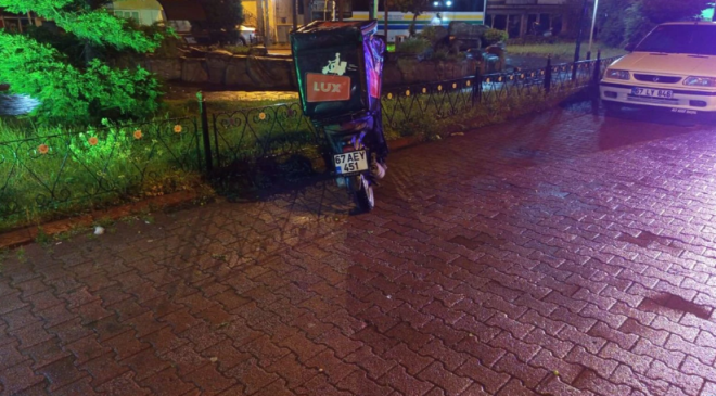 Yağışlı havada motosikleti devirdi…