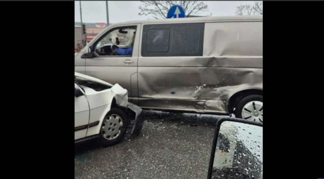 Kamyonet ile otomobil çarpıştı… Yaralılar var…