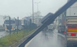 Tır makas attı… Trafik felç oldu…