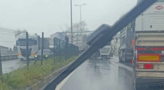 Tır makas attı… Trafik felç oldu…