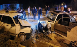Kavşakta ters yöne giren alkollü sürücünün otomobili, başka otomobille çarpıştı: 6 yaralı