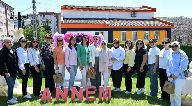 Anneler hem eğlendi hem sanatla buluştu…