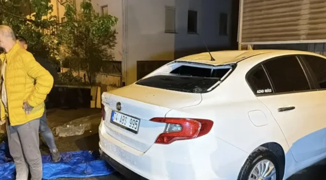 Şiddetli rüzgar çatıyı uçurdu… Araçlar hasar gördü…