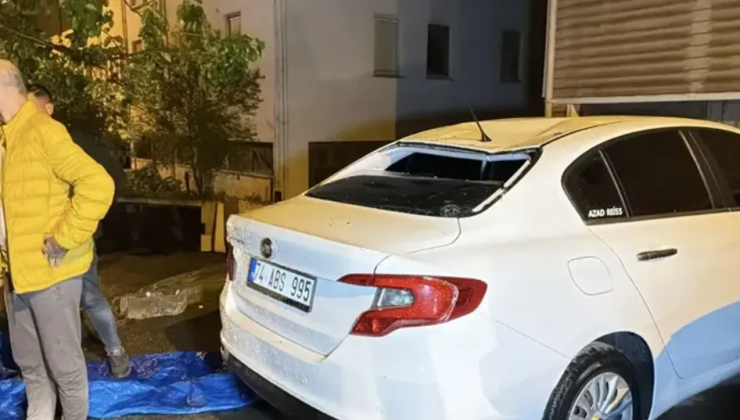 Şiddetli rüzgar çatıyı uçurdu… Araçlar hasar gördü…