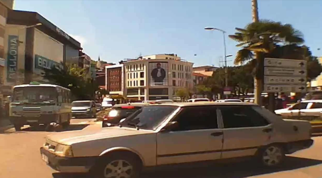 Yaşlı kadına minibüs çarptı… İşte kaza anı…