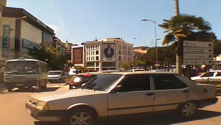 Yaşlı kadına minibüs çarptı… İşte kaza anı…