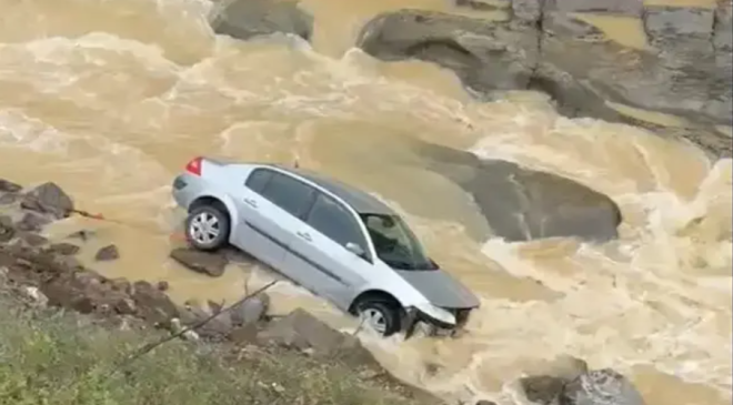 Dereye savrulan otomobilin sürücüsü yaralandı…