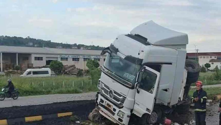 Kontrolden çıkan kömür yüklü tır devrildi
