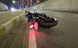 Aydınlatma direğine çarpan motosikletteki 2 üniversite öğrencisi öldü