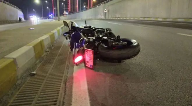 Aydınlatma direğine çarpan motosikletteki 2 üniversite öğrencisi öldü
