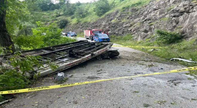 Uçuruma yuvarlanan çekicinin şoförü hayatını kaybetti