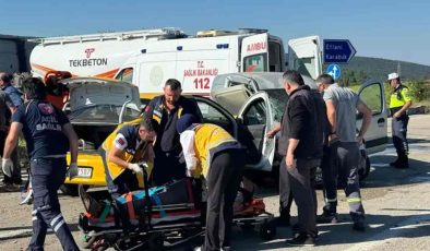 Kamyonetle otomobil çarpıştı…Yaralılar var…