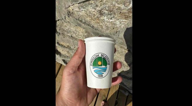 Plaja giriş ücretsiz…Bardak fiyatı ise…