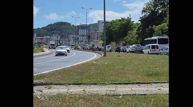 Yol çalışması ışıklar trafiği kilitledi…