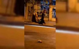 İki kadının sopalı kavgası kamerada…