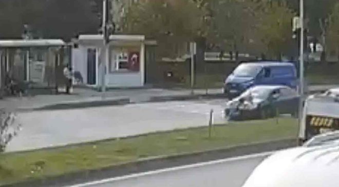 Bisikletli çocuğa otomobil çarptı; kaza kamerada