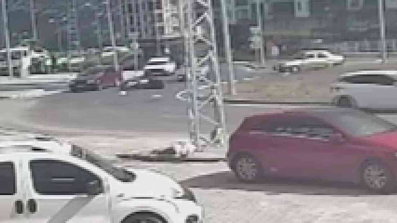 Kavşakta çarpıştı… O anlar kameraya yansıdı…