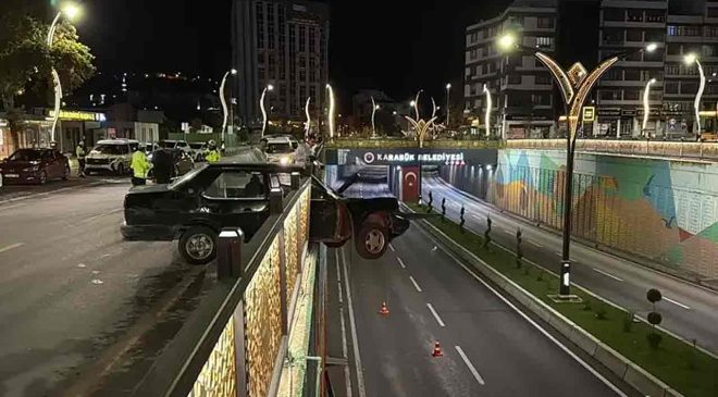 Köprü korkuluklarına çarpan otomobil askıda kaldı…