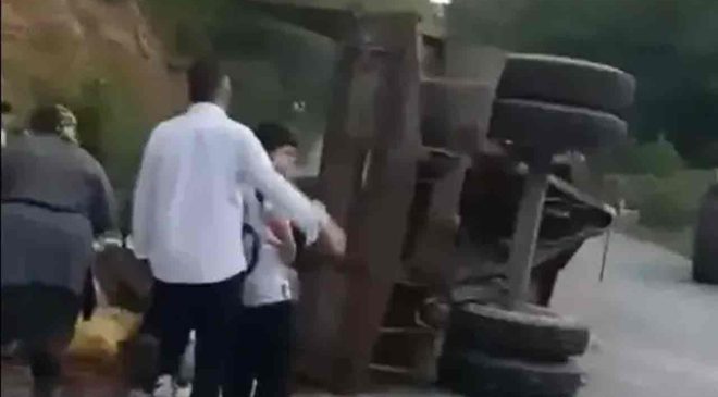 Traktör römorku devrildi… Çok sayıda yaralı var…