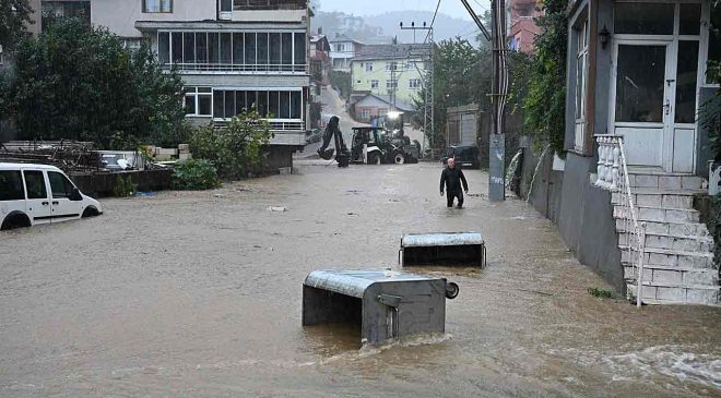 Yağış etkili oldu… Yollar göle döndü…